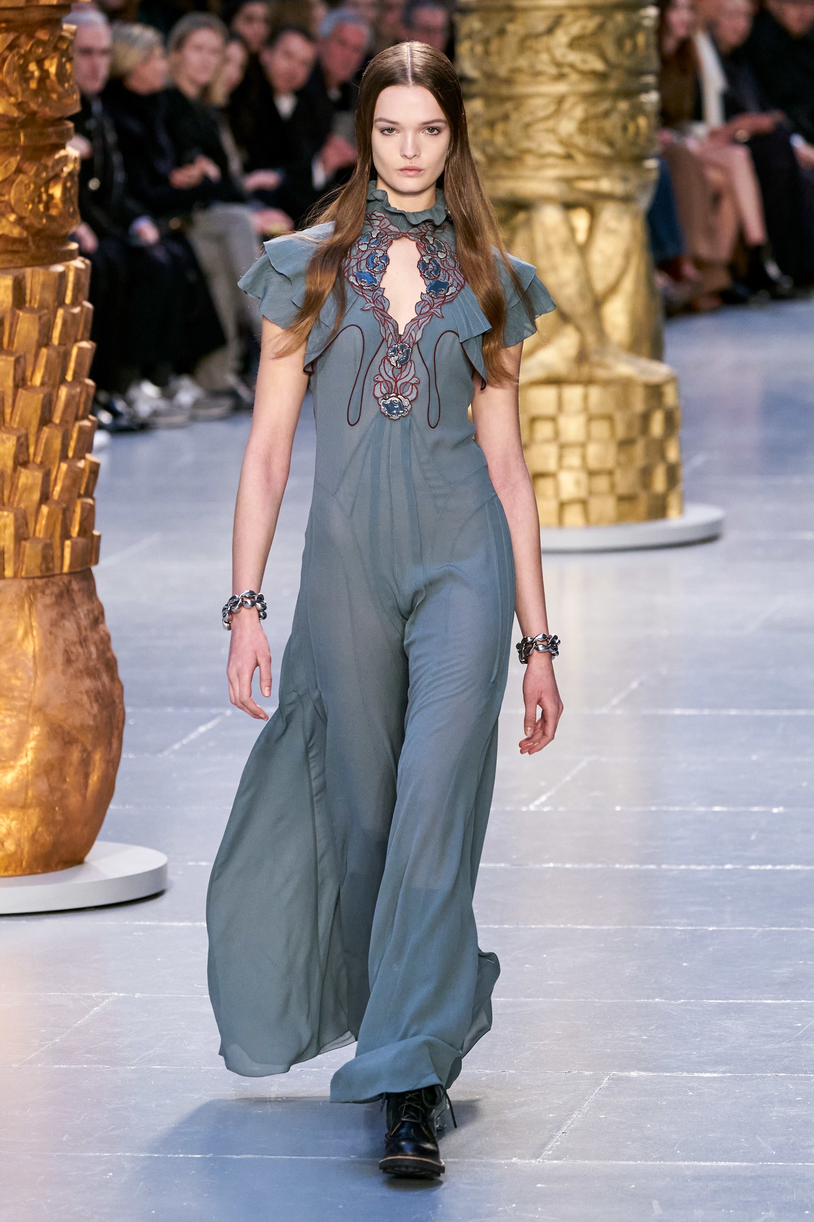 mau cuon chan,  me Gigi Hadid len san dien anh 9