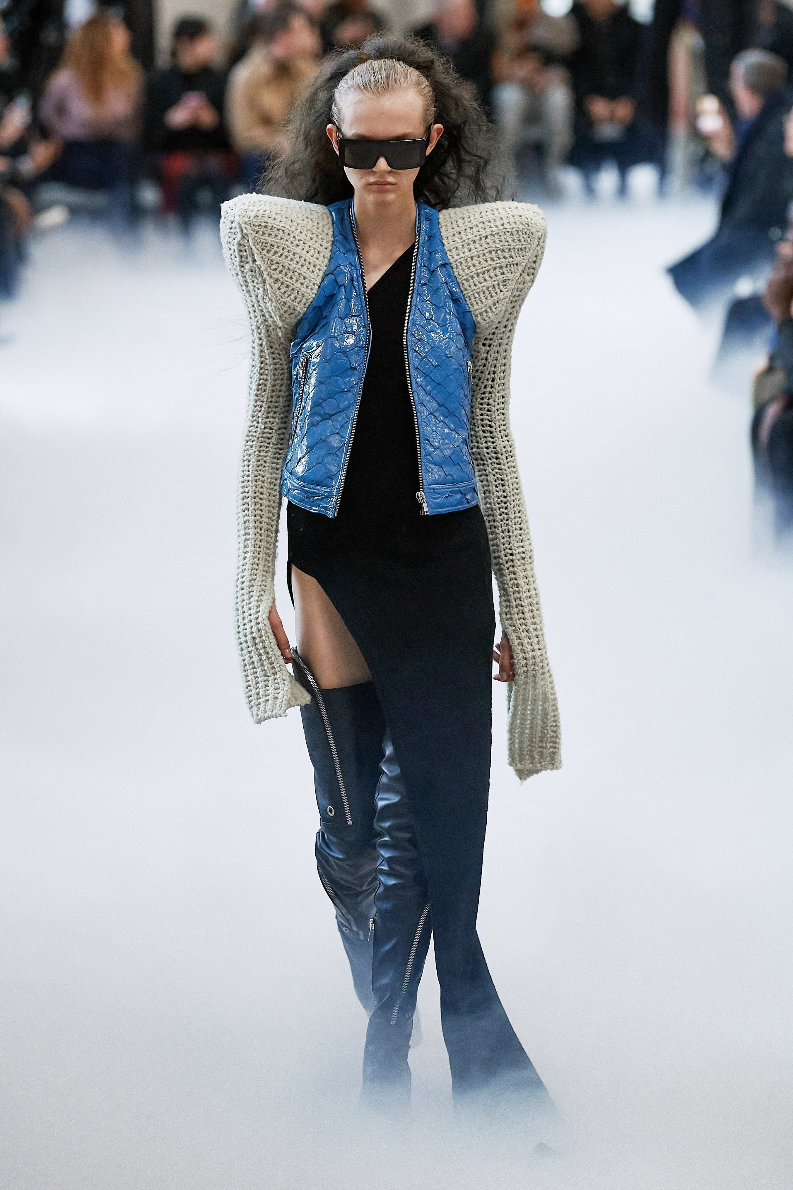 mau cuon chan,  me Gigi Hadid len san dien anh 11