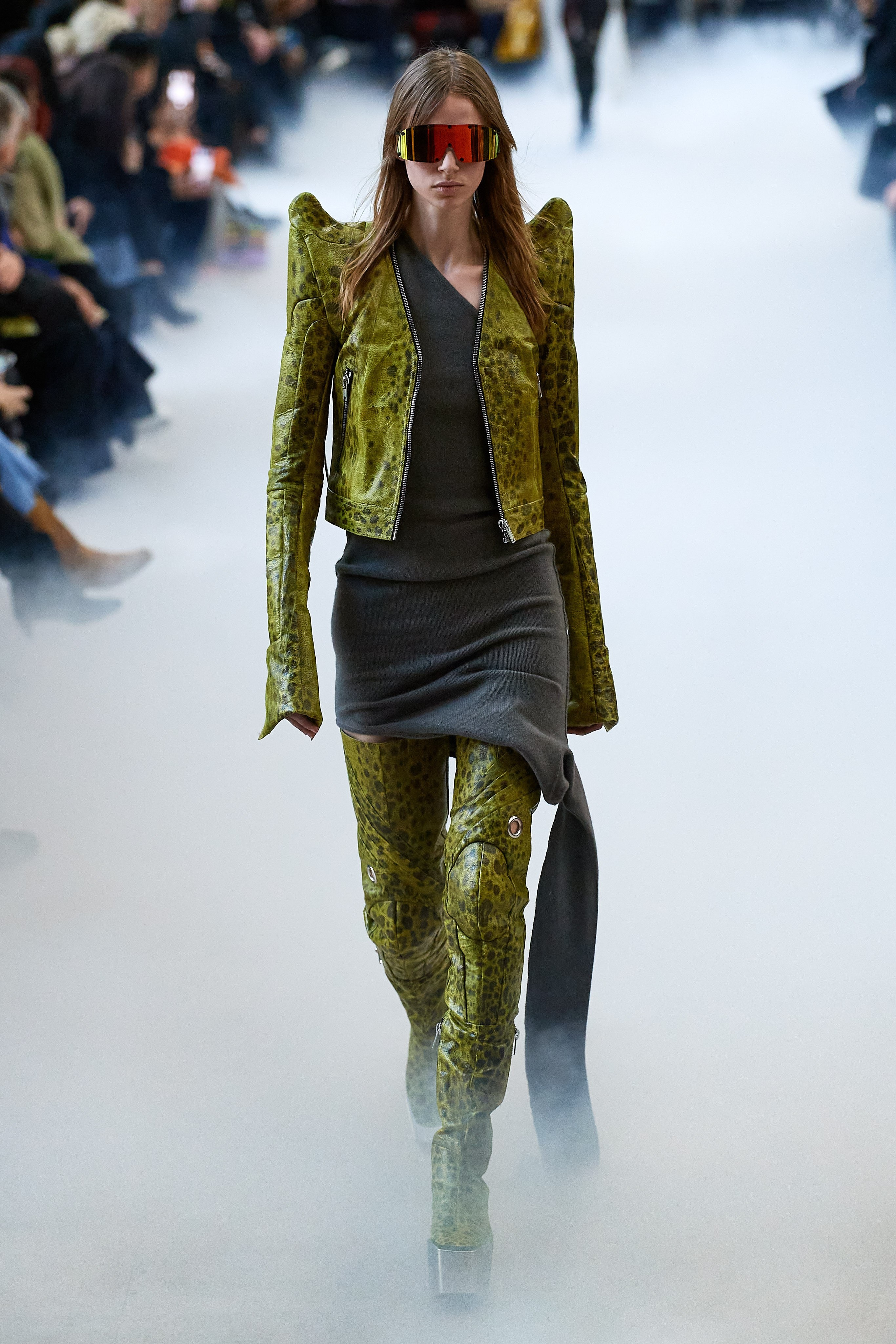 mau cuon chan,  me Gigi Hadid len san dien anh 12