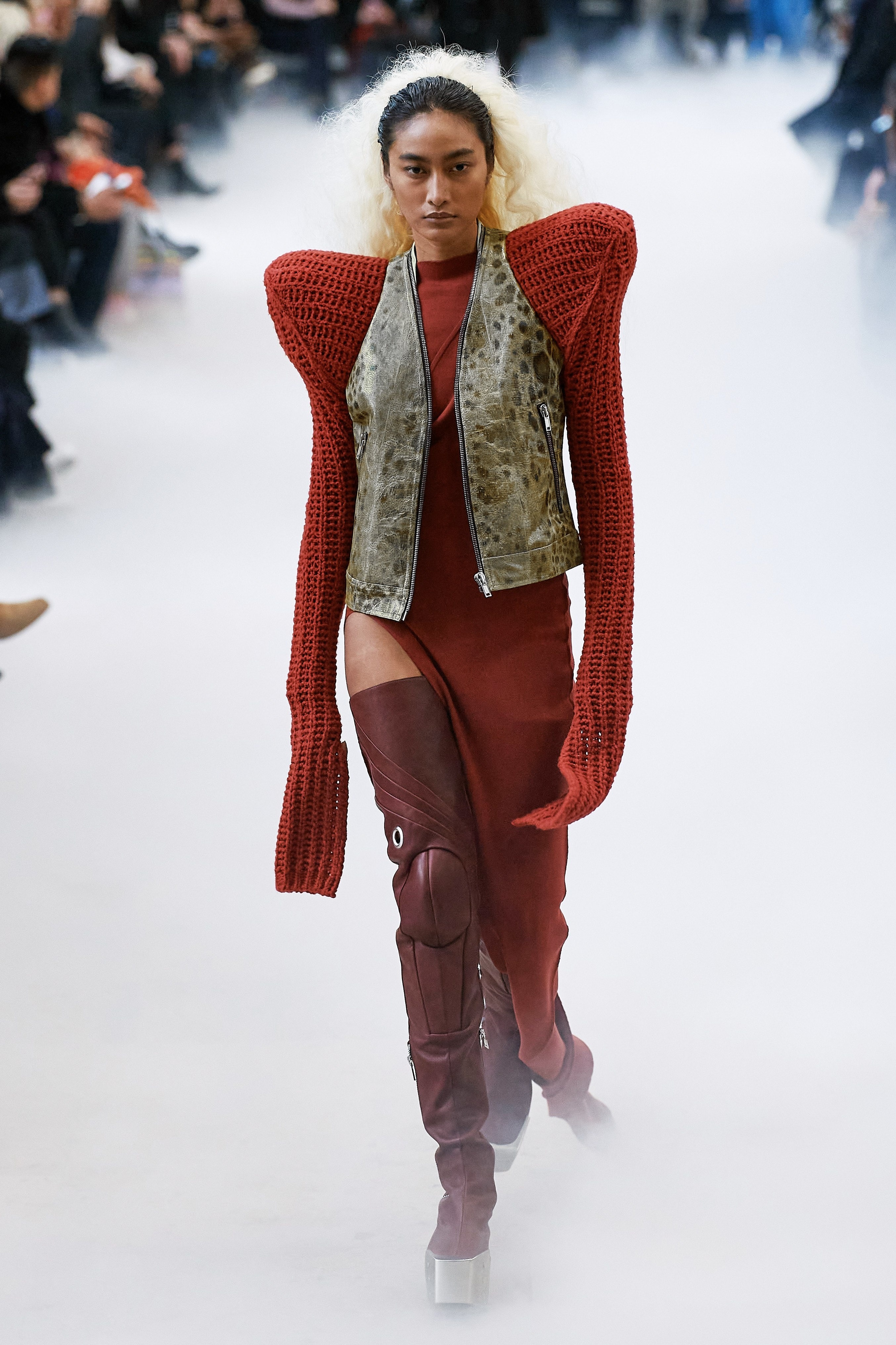 mau cuon chan,  me Gigi Hadid len san dien anh 13