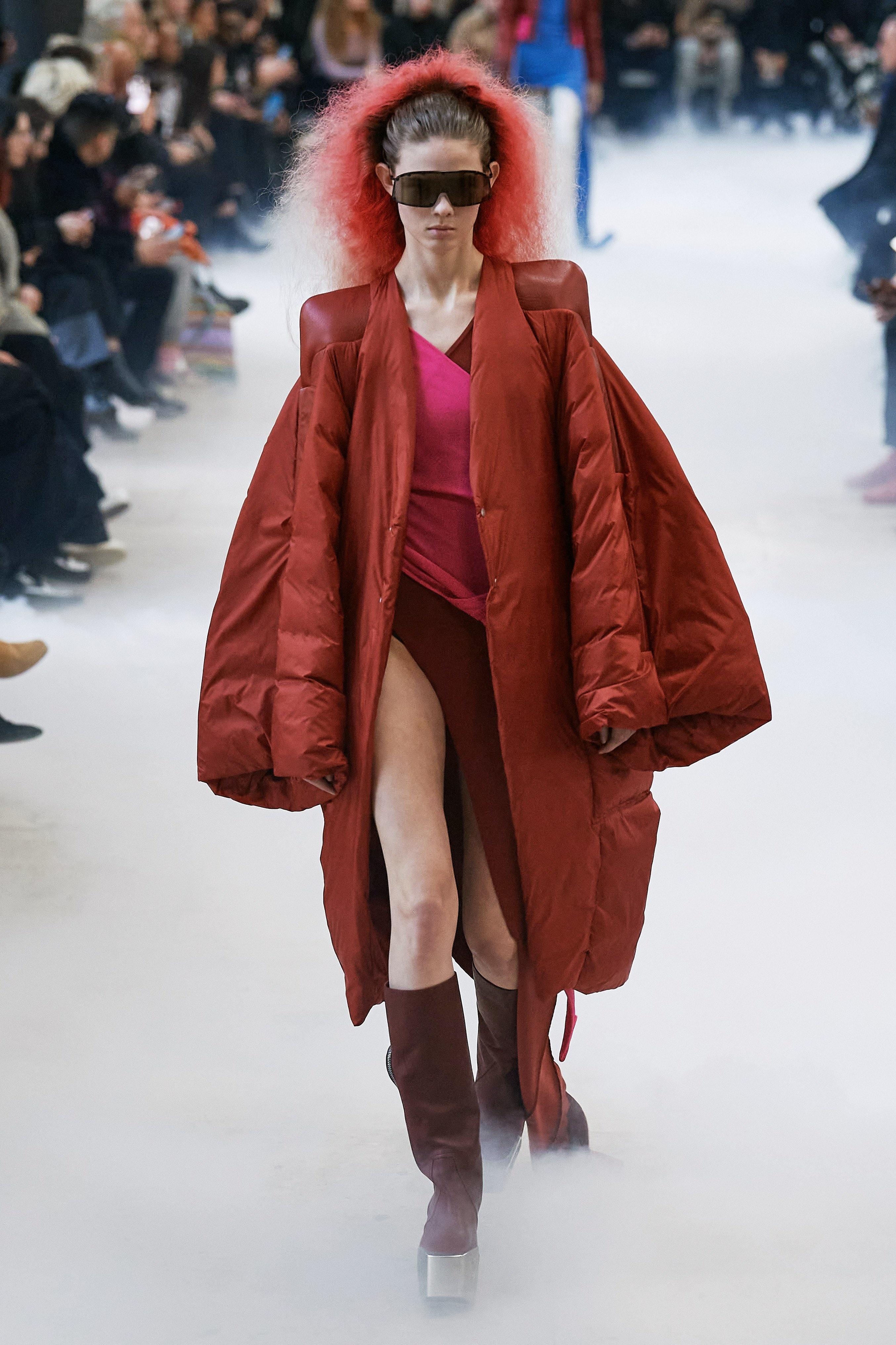 mau cuon chan,  me Gigi Hadid len san dien anh 15