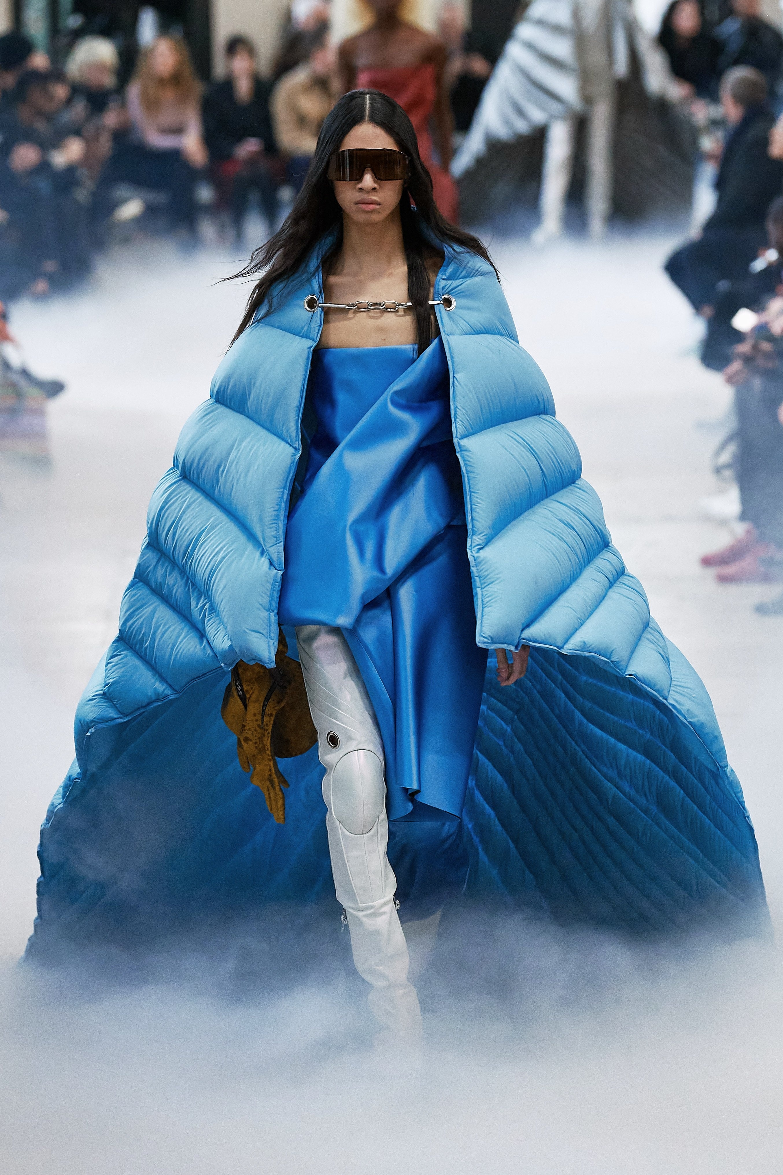 mau cuon chan,  me Gigi Hadid len san dien anh 16