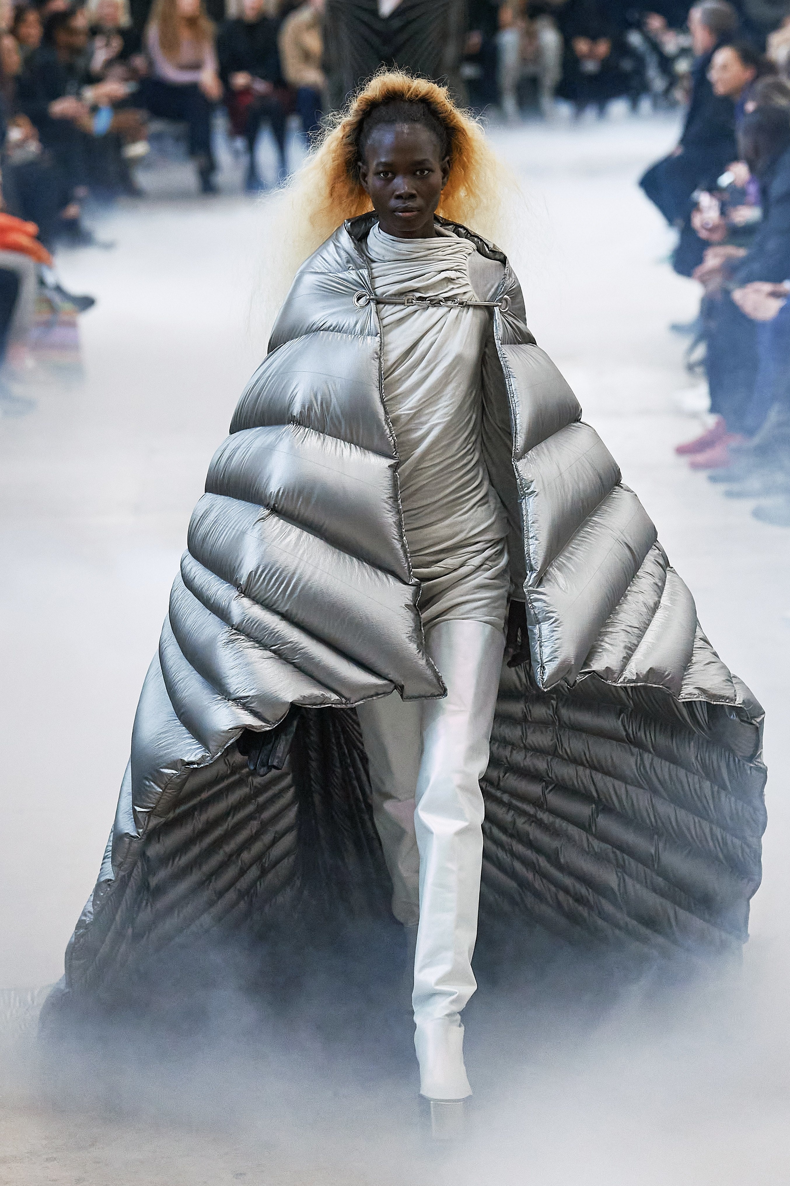 mau cuon chan,  me Gigi Hadid len san dien anh 17