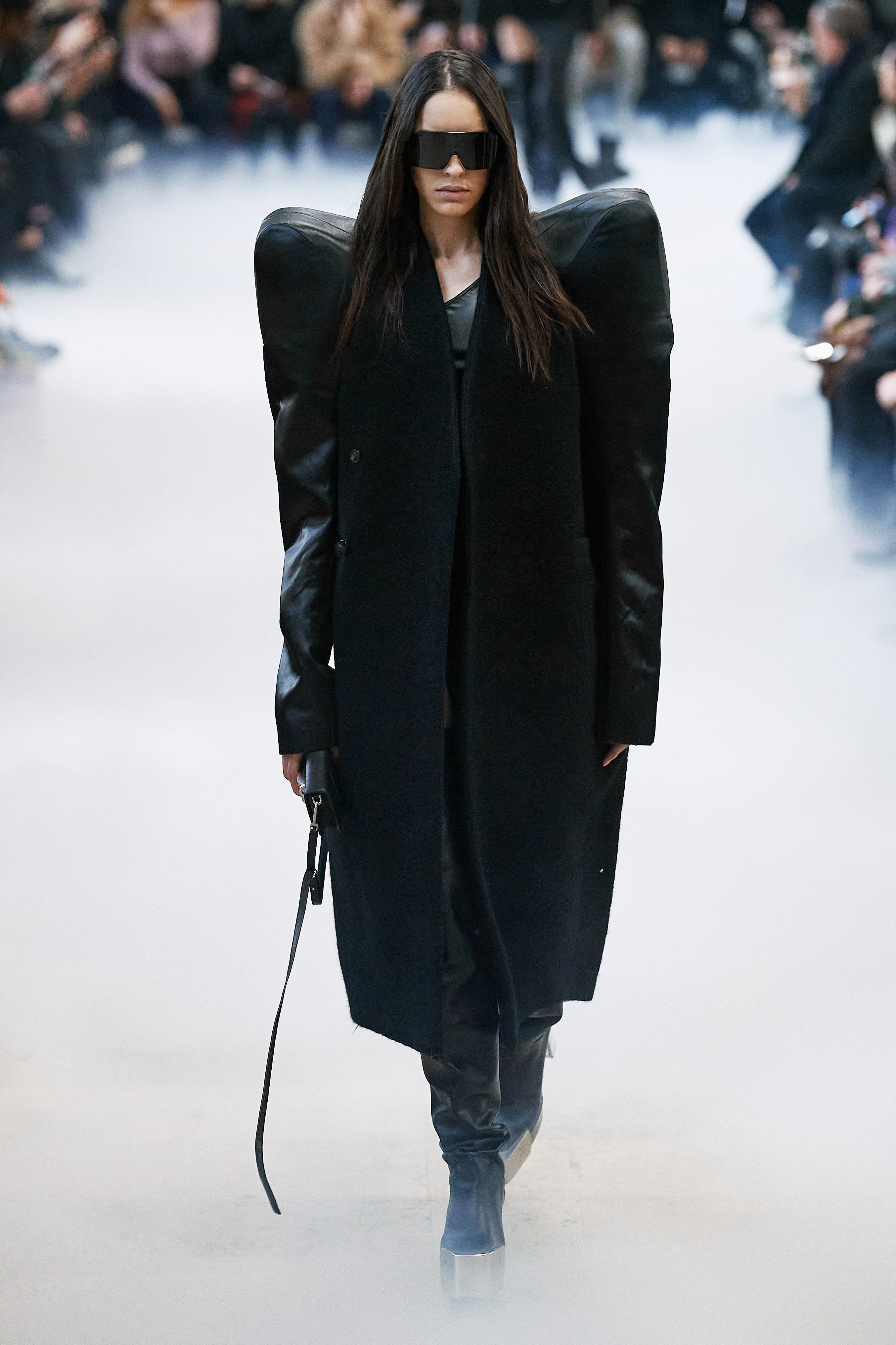 mau cuon chan,  me Gigi Hadid len san dien anh 10