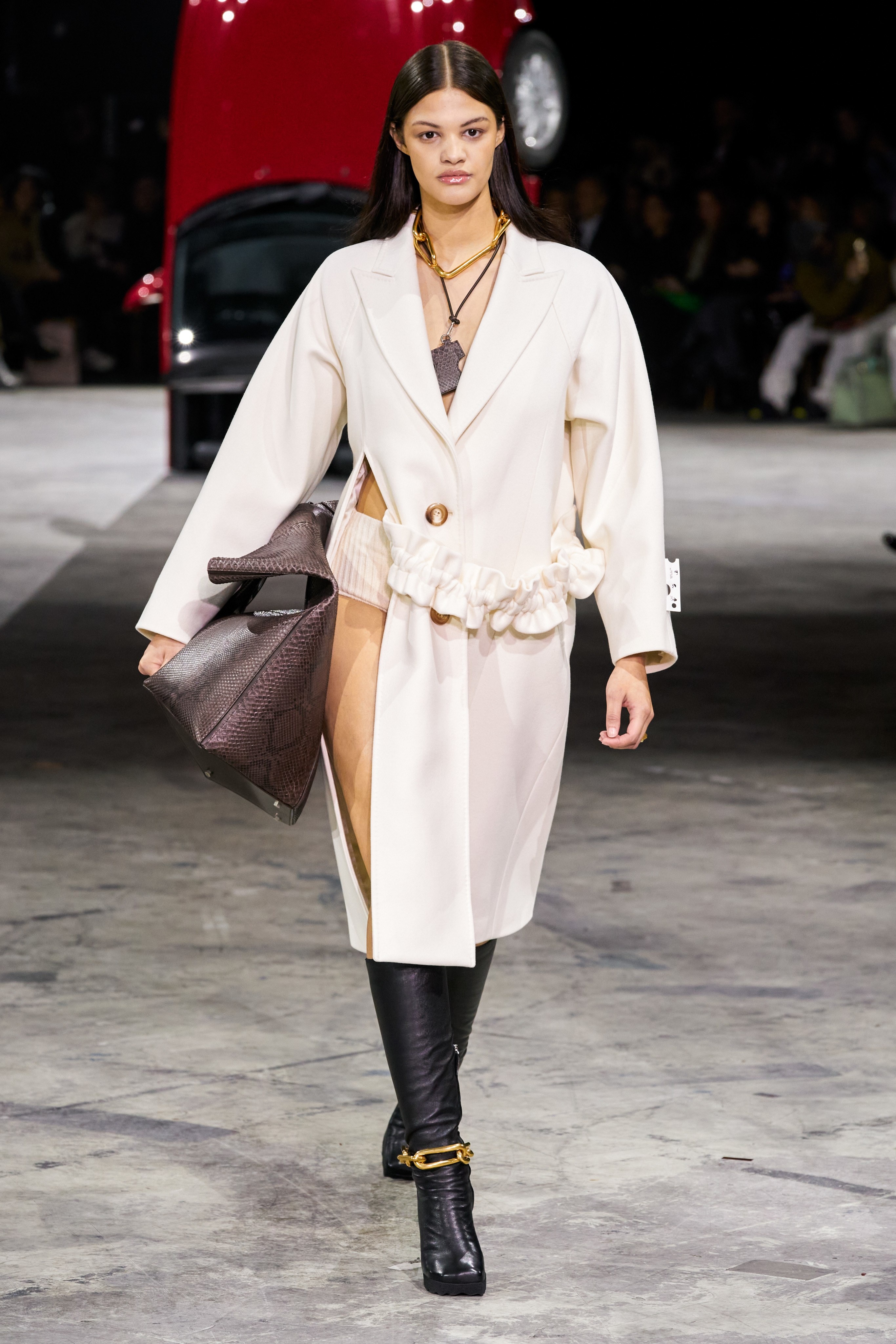 mau cuon chan,  me Gigi Hadid len san dien anh 25