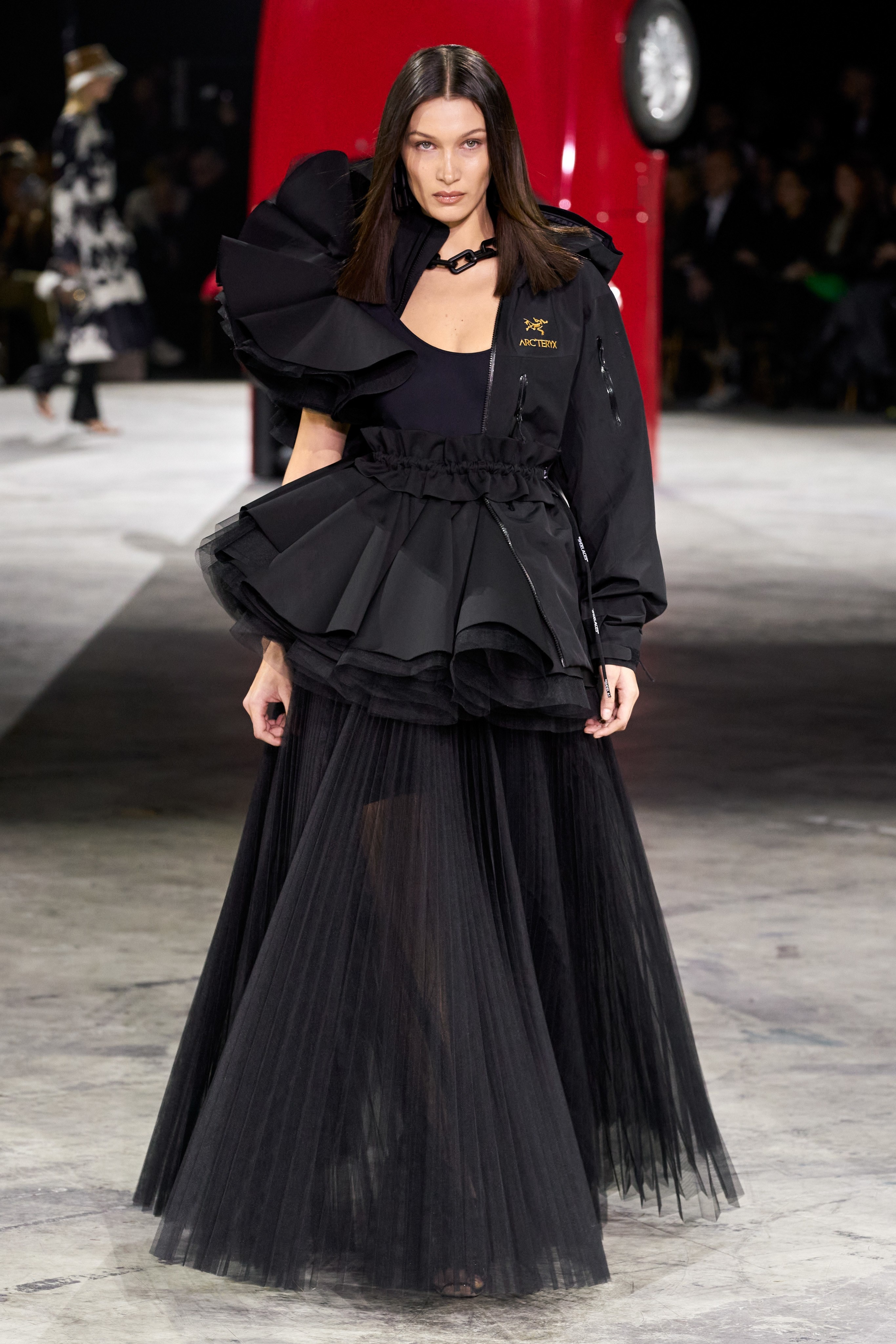 mau cuon chan,  me Gigi Hadid len san dien anh 18