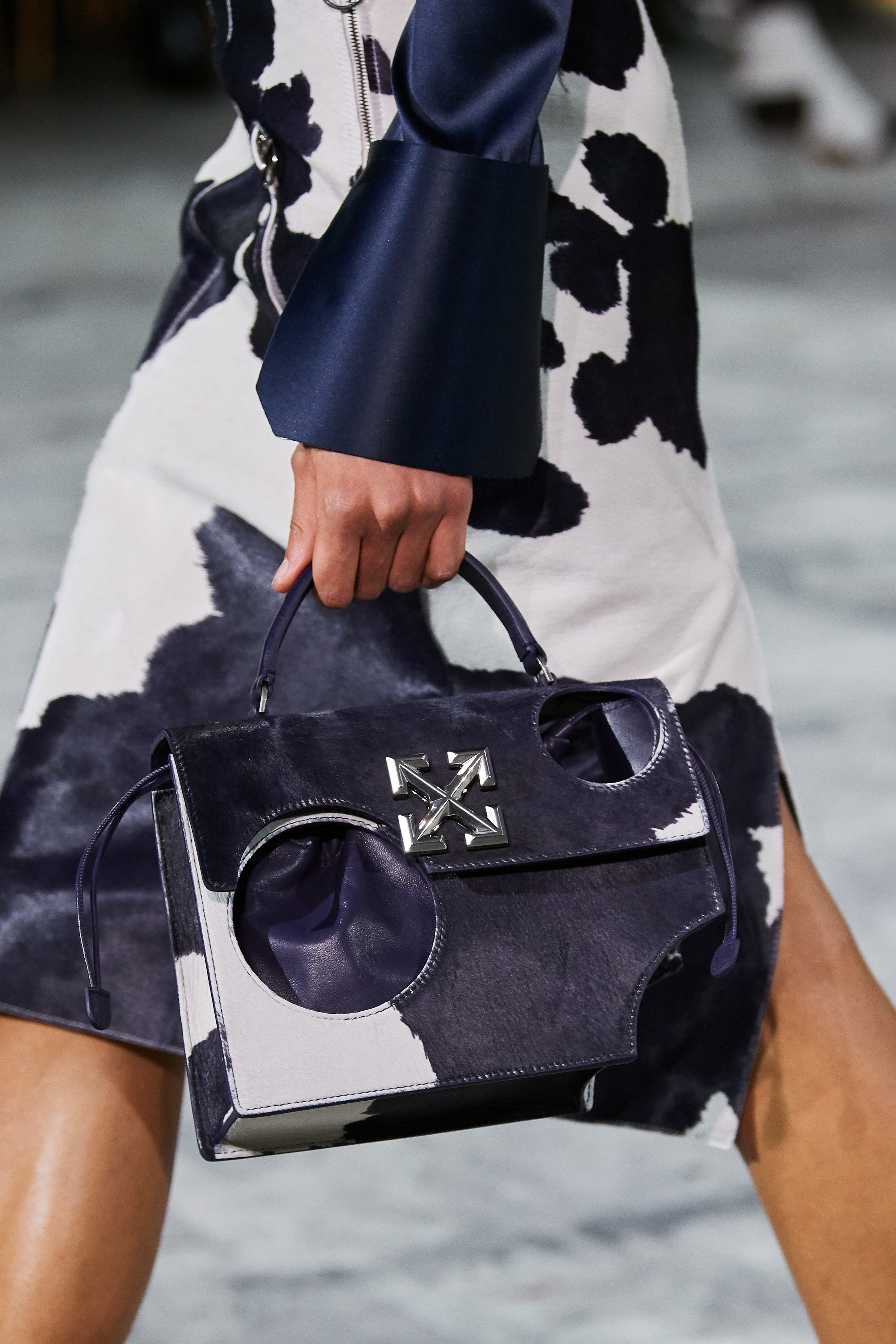 mau cuon chan,  me Gigi Hadid len san dien anh 27