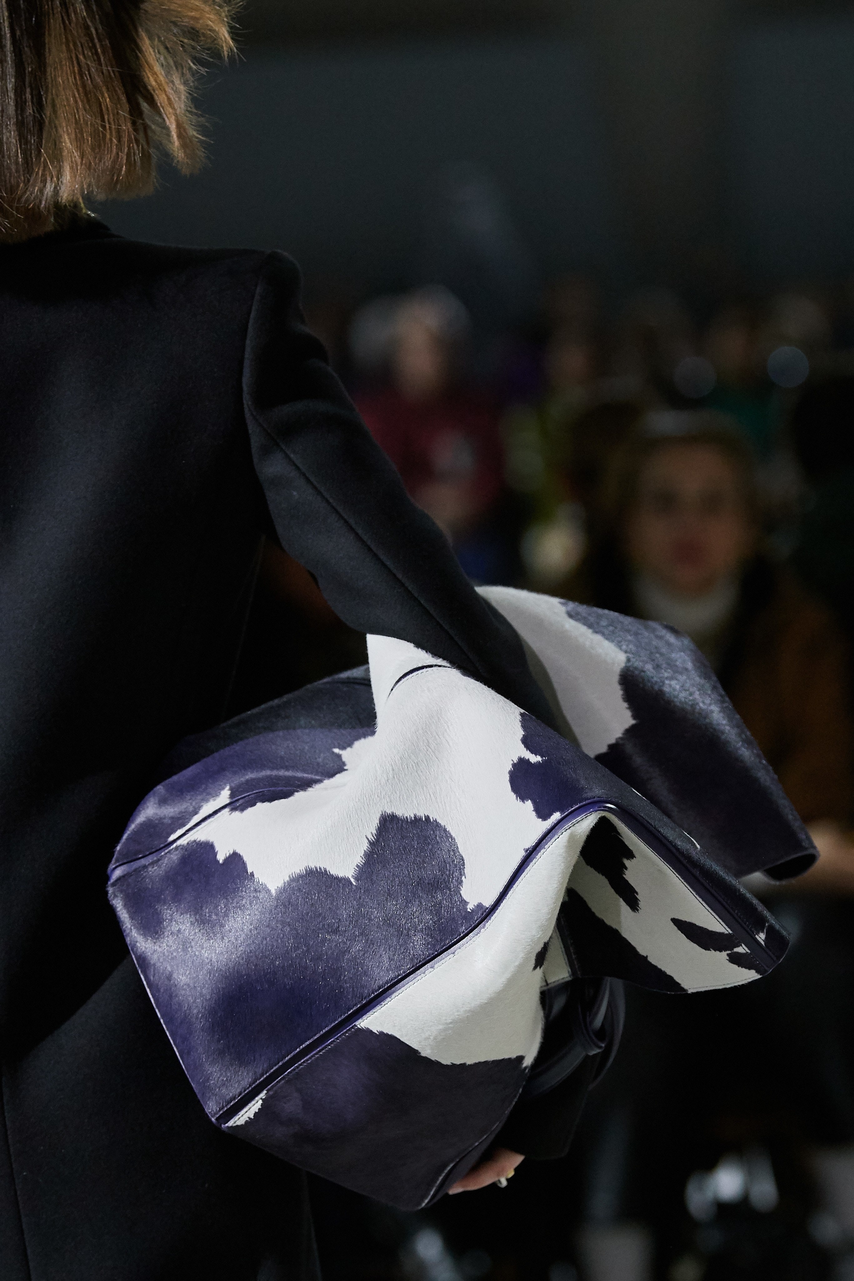 mau cuon chan,  me Gigi Hadid len san dien anh 28