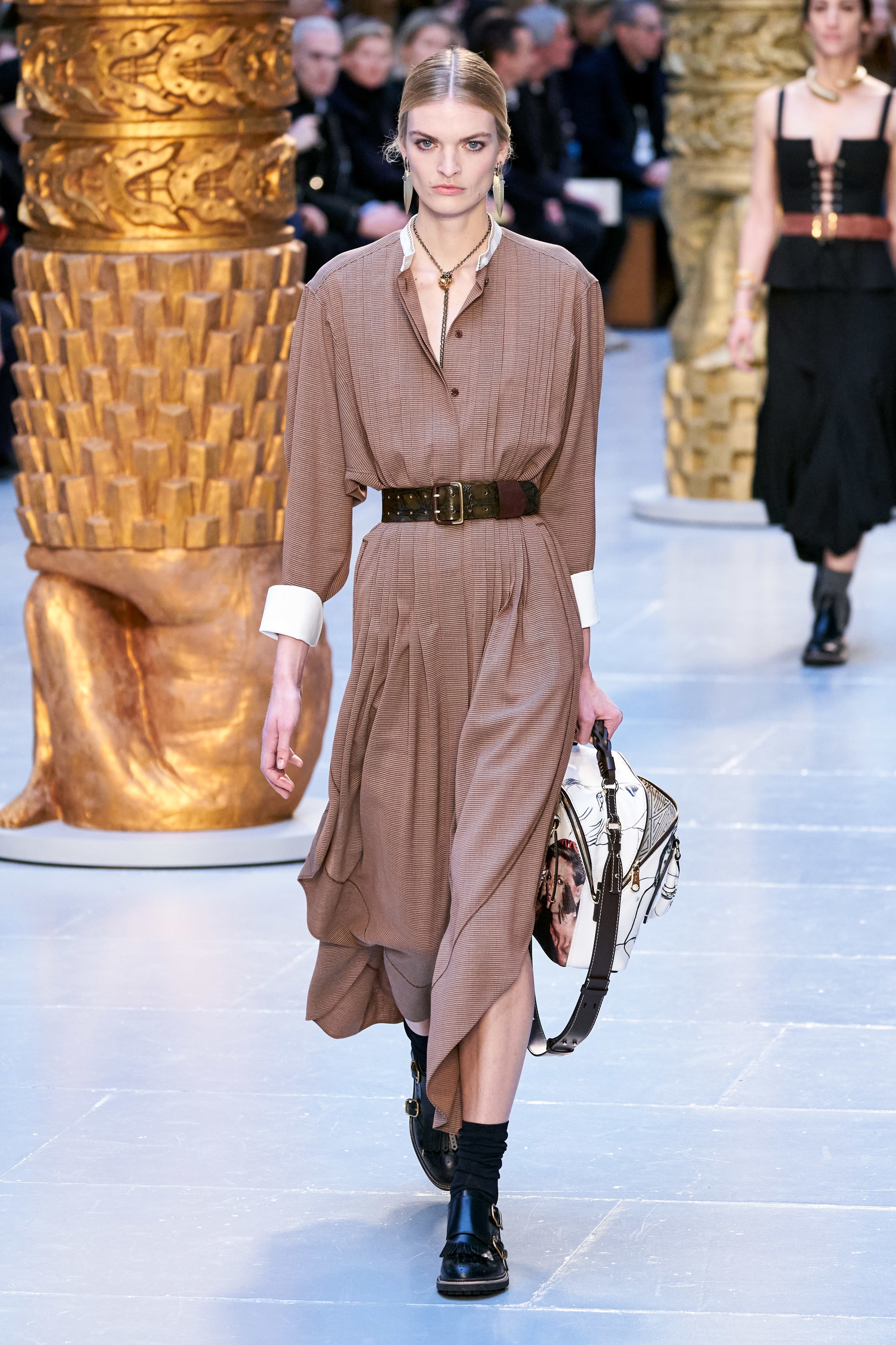 mau cuon chan,  me Gigi Hadid len san dien anh 6