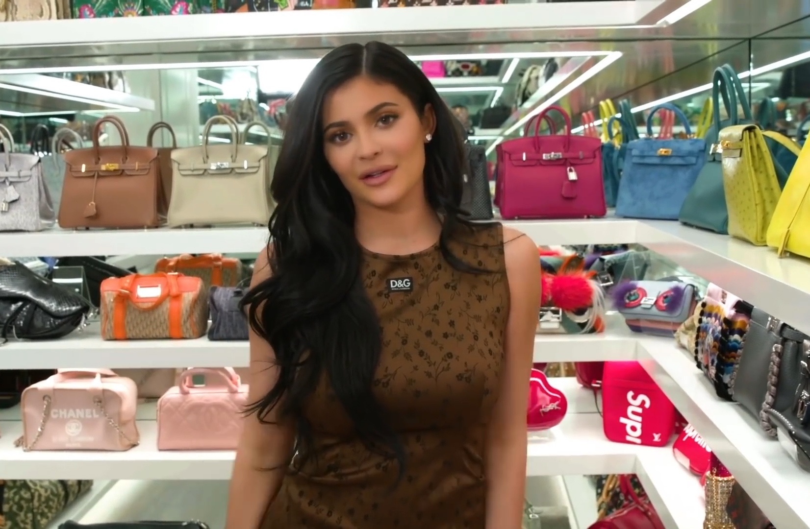 Tham nha Kylie Jenner va xem bo suu tap tui Hermes, Chanel dat do hinh anh