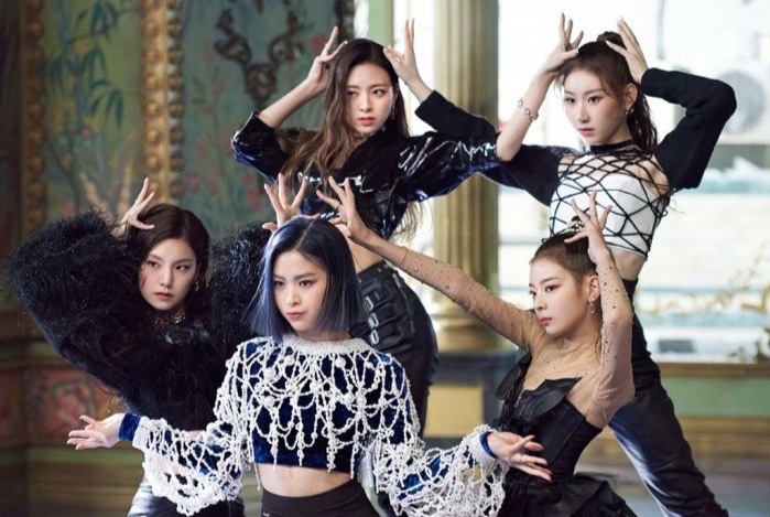 ITZY trinh dien vu dao phuc tap trong MV 'Wannabe' hinh anh