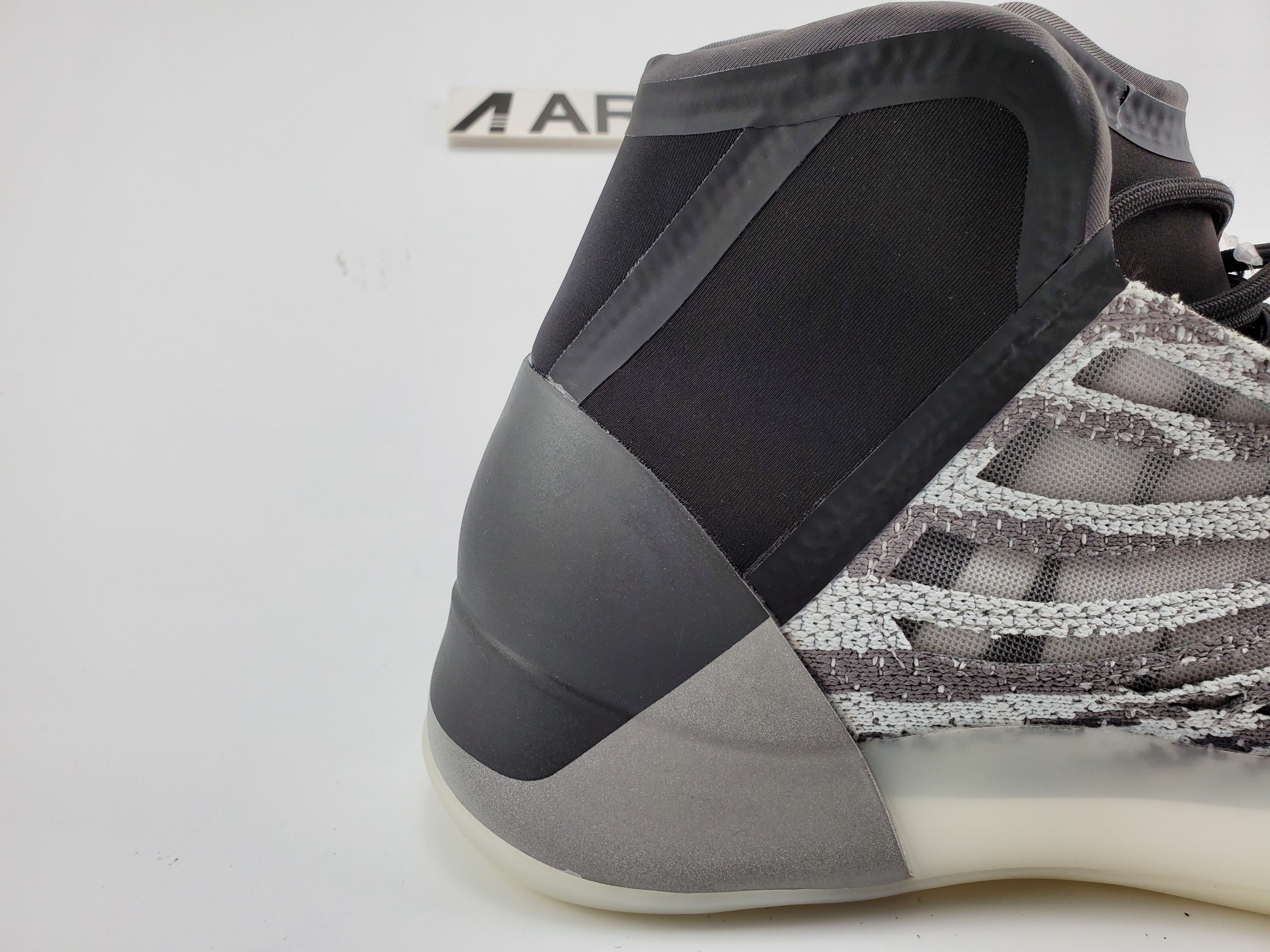 Yeezy liên tục ra các mẫu giày mới ảnh 11 Yeezy lien tuc ra cac mau giay moi anh 11
