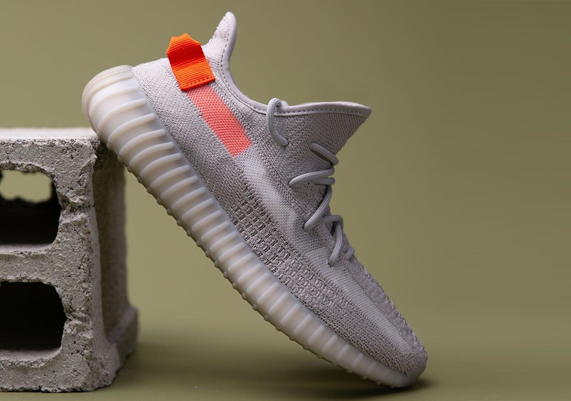 Giay Yeezy moi ra mat: Mau bi che xau, mau nhanh chong chay hang hinh anh