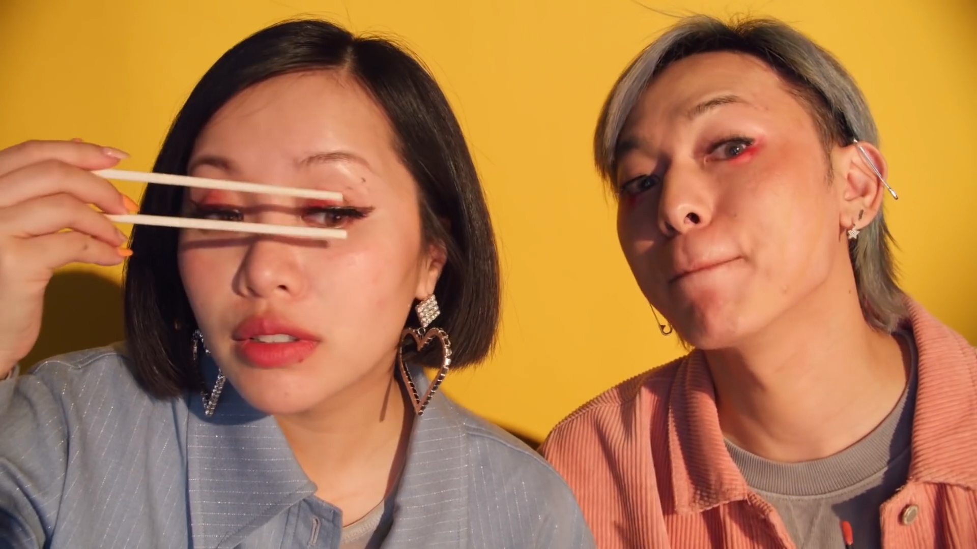 Michelle Phan chi su dung dua de trang diem hinh anh