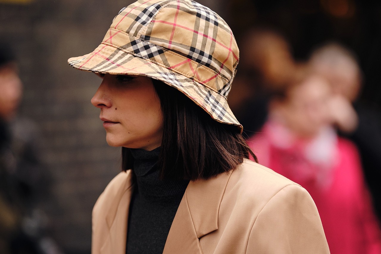 Burberry lay vai may ao khoac lam do phuc vu benh vien chong dich hinh anh
