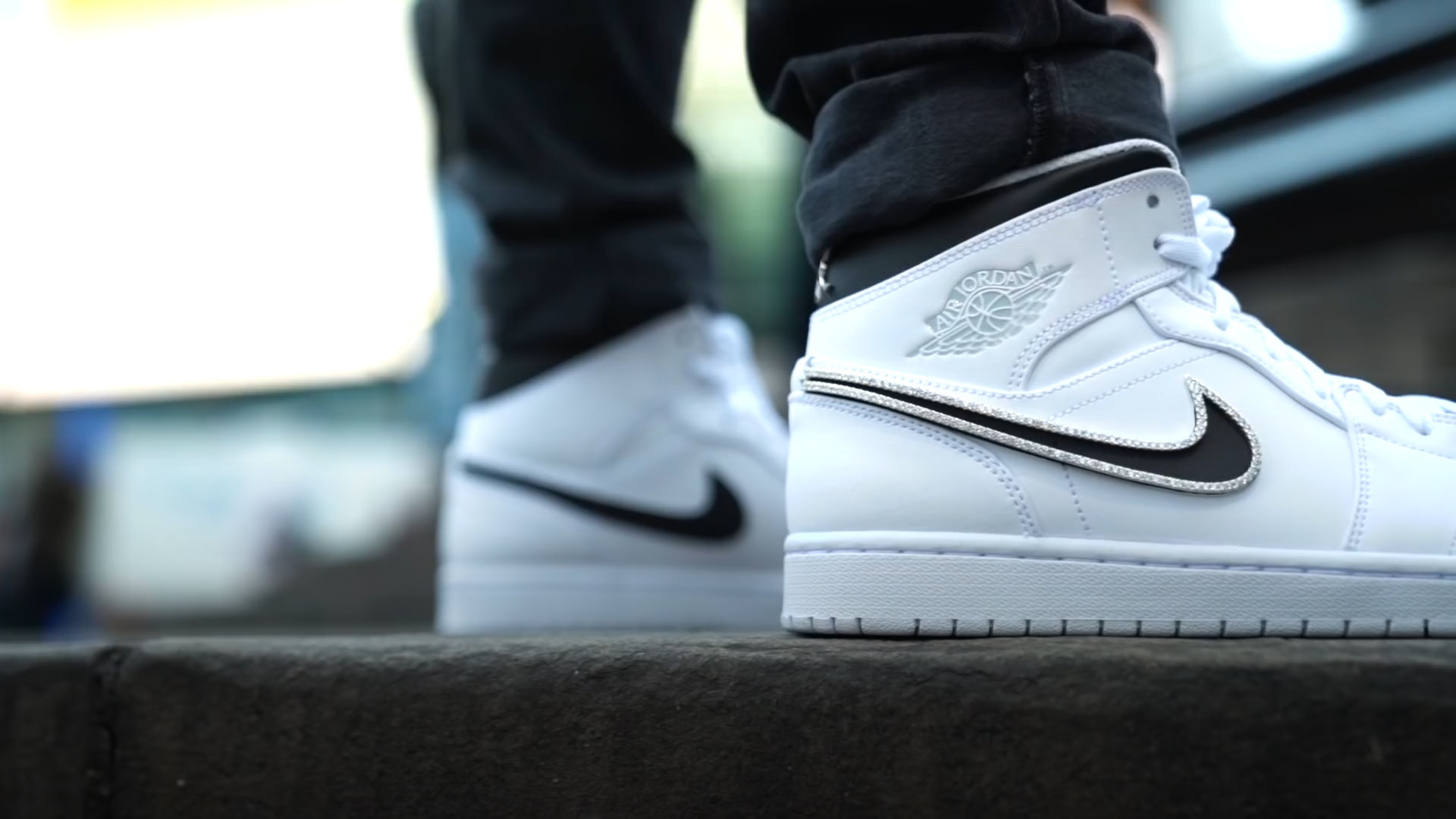 Chang trai gan kim cuong tri gia 30.000 USD len giay Jordan hinh anh