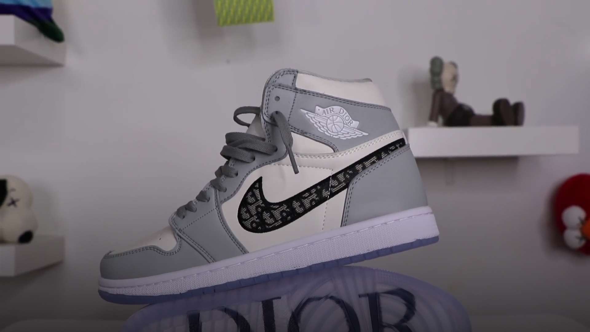 Giay Dior x Nike chua ra mat da tran lan hang gia tren mang hinh anh