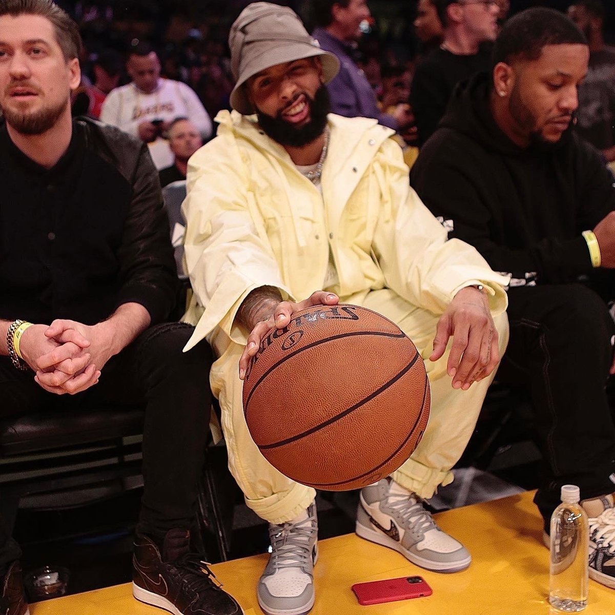 Kylie Jenner di giay Dior x Nike anh 5