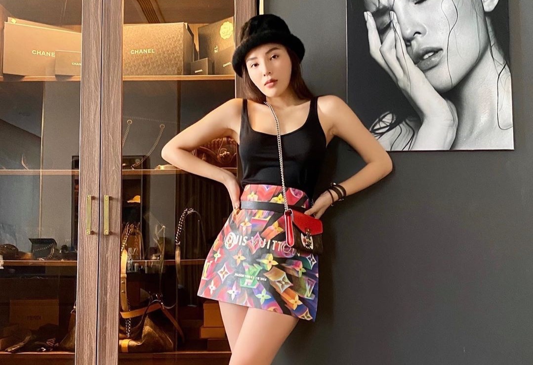 Ky Duyen quan tui Louis Vuitton thanh vay, duoc tap chi Thai khen ngoi hinh anh