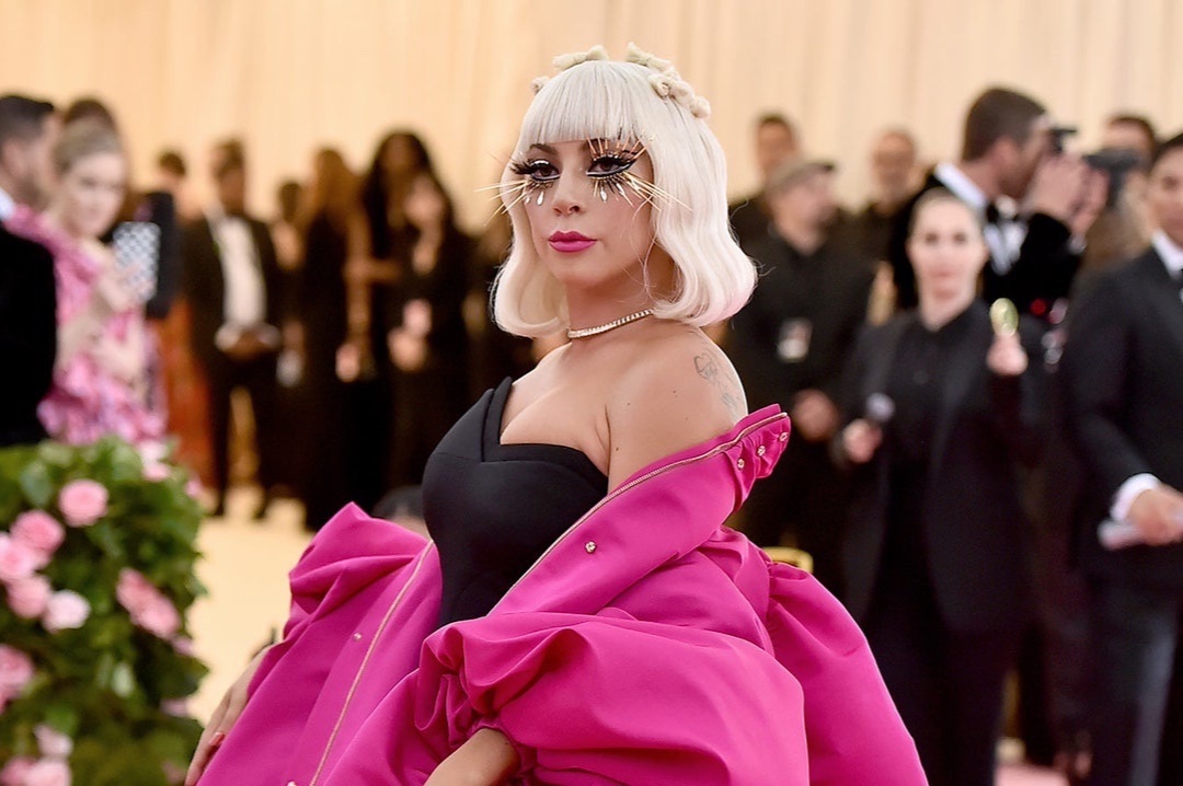 Vay dai 8 m cua Lady Gaga va 7 bo trang phuc an tuong nhat Met Gala hinh anh