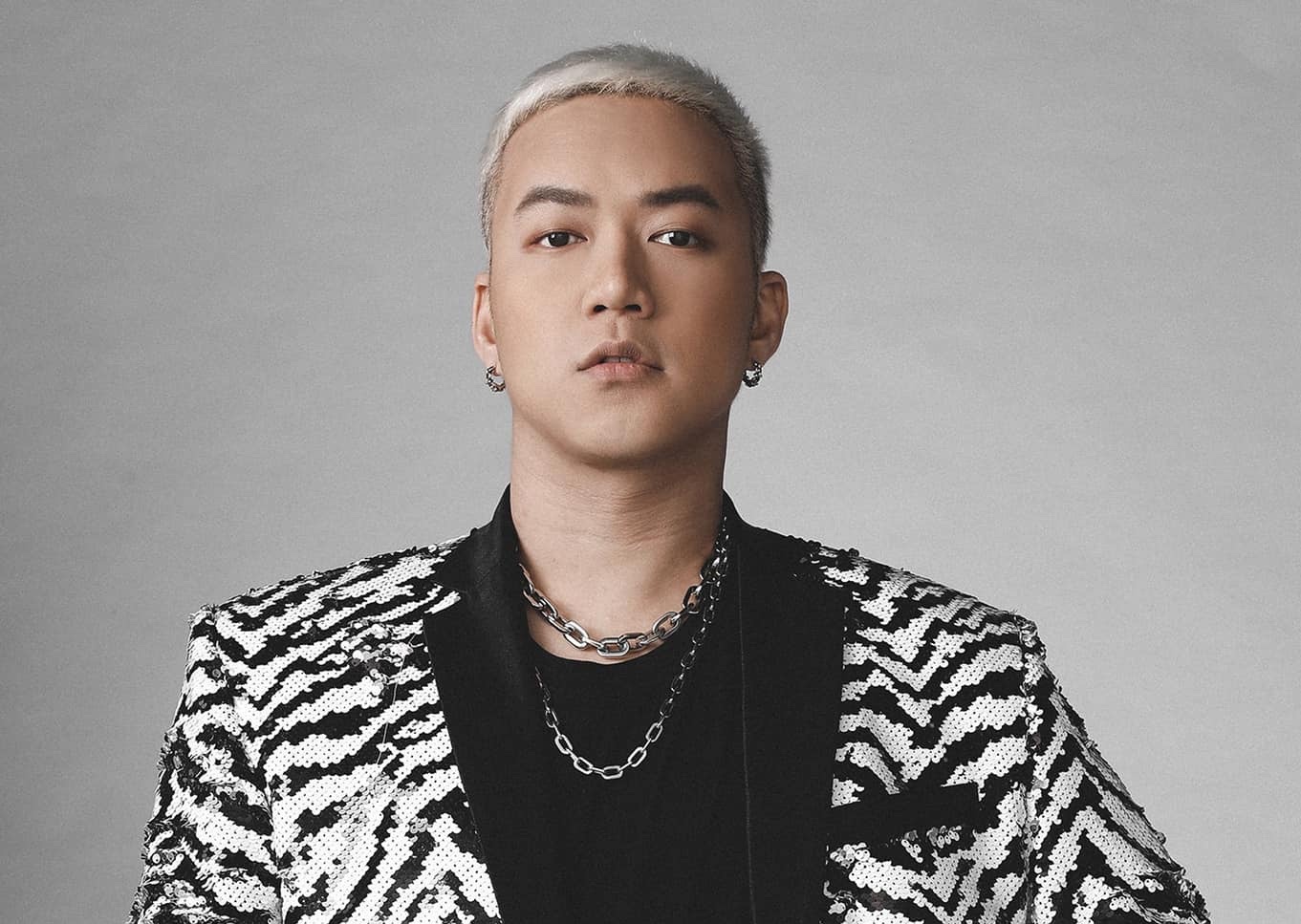 Chung Thanh Phong tu dan livestream ban quan ao, khau trang hinh anh