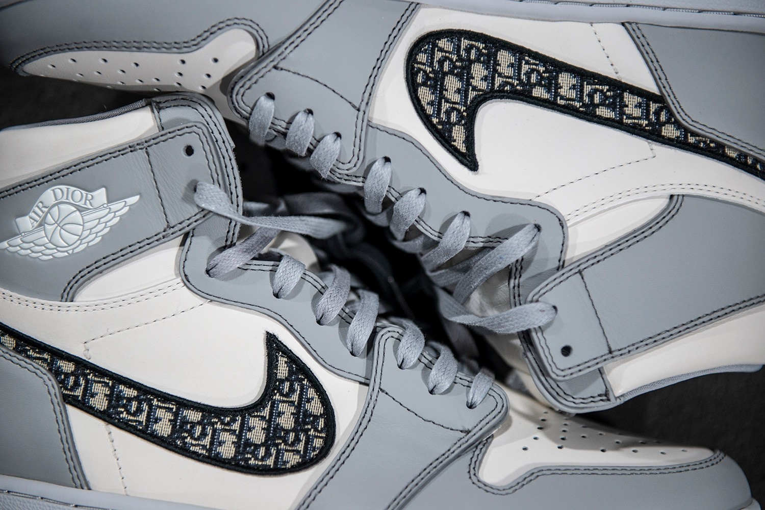 Vi sao Dior x Nike Air Jordan I lai tro thanh con sot? hinh anh