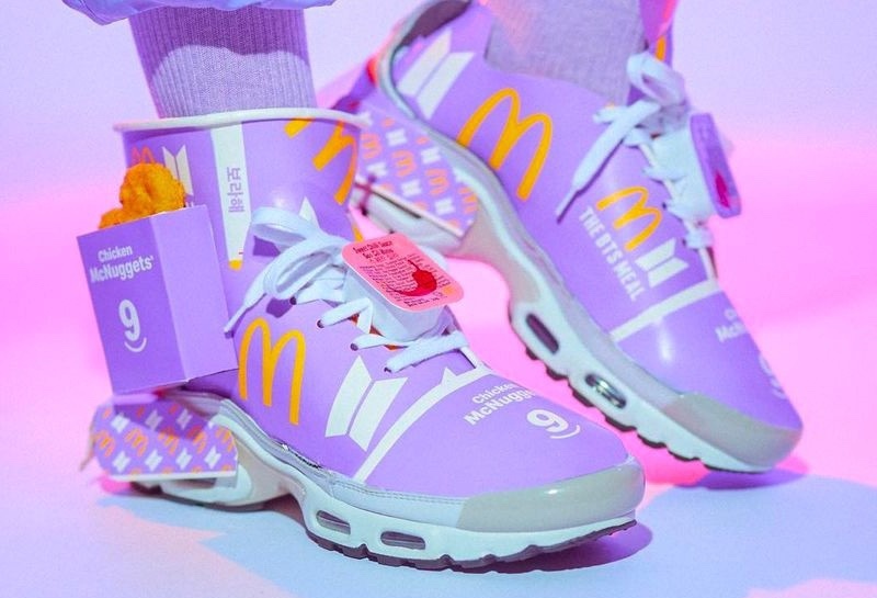 Giay goi bua an cua BTS trang tri cho giay the thao hinh anh