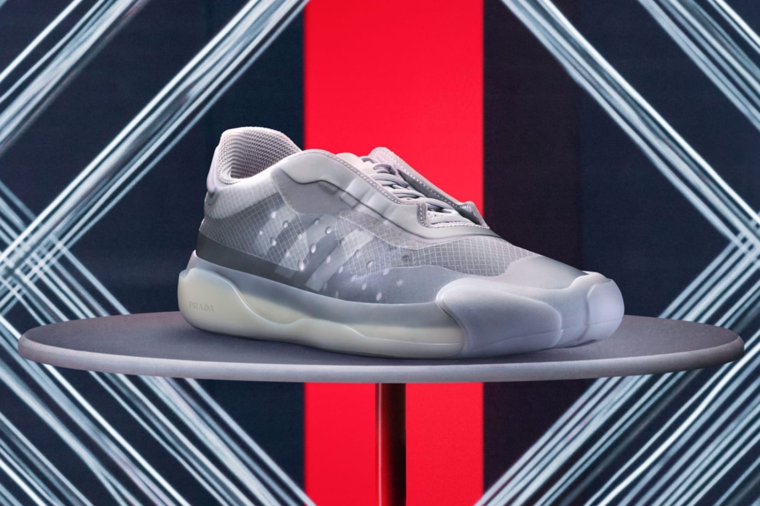 Prada x adidas ra mat mau giay gioi han 650 USD hinh anh