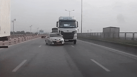 Xe dau keo chua gan bien tong xe con tren cao toc hinh anh