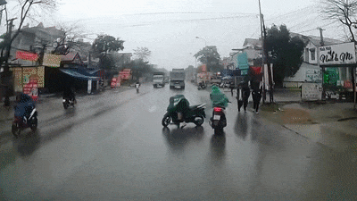 Xe tai suyt dam vao nhom hoc sinh vi ne xe may dung giua duong hinh anh