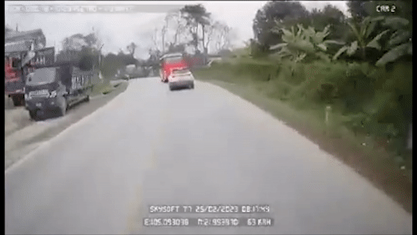 Khoanh khac xe khach va oto tai tong truc dien khien mot nguoi chet hinh anh