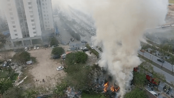 Chay xuong vat lieu gan SVD My Dinh, khoi cao hang chuc met hinh anh