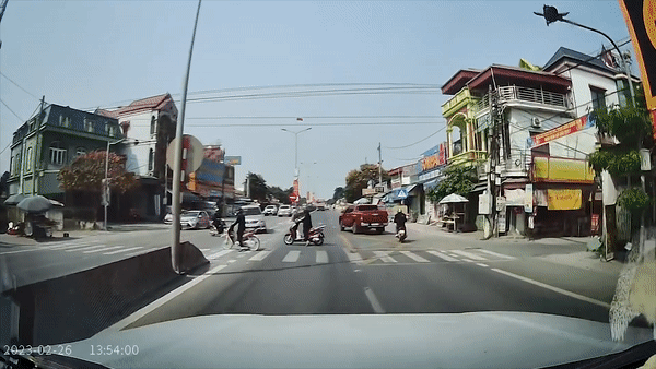 Tranh xe may sang duong, tai xe oto gay tai nan ngay giao lo hinh anh