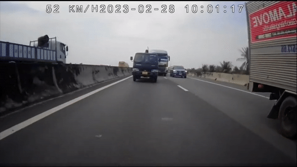 Xe tai lan lan huc oto con tren cao toc Trung Luong hinh anh