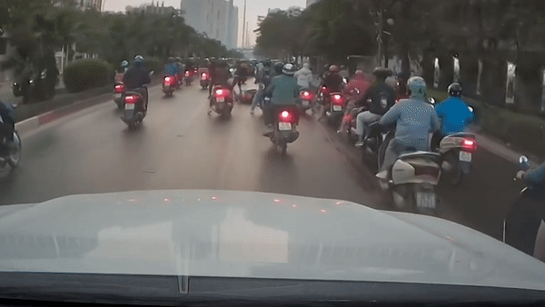 Hang loat xe may truot nga do dau loang tren duong hinh anh