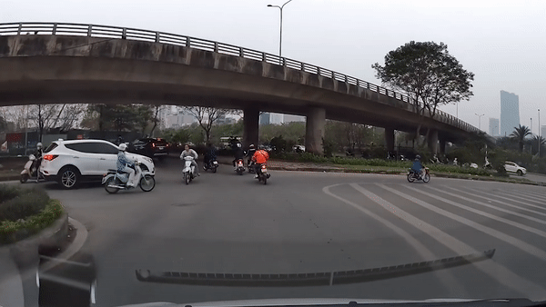 Phong nguoc chieu, nam thanh nien tong vao co gai di xe may hinh anh