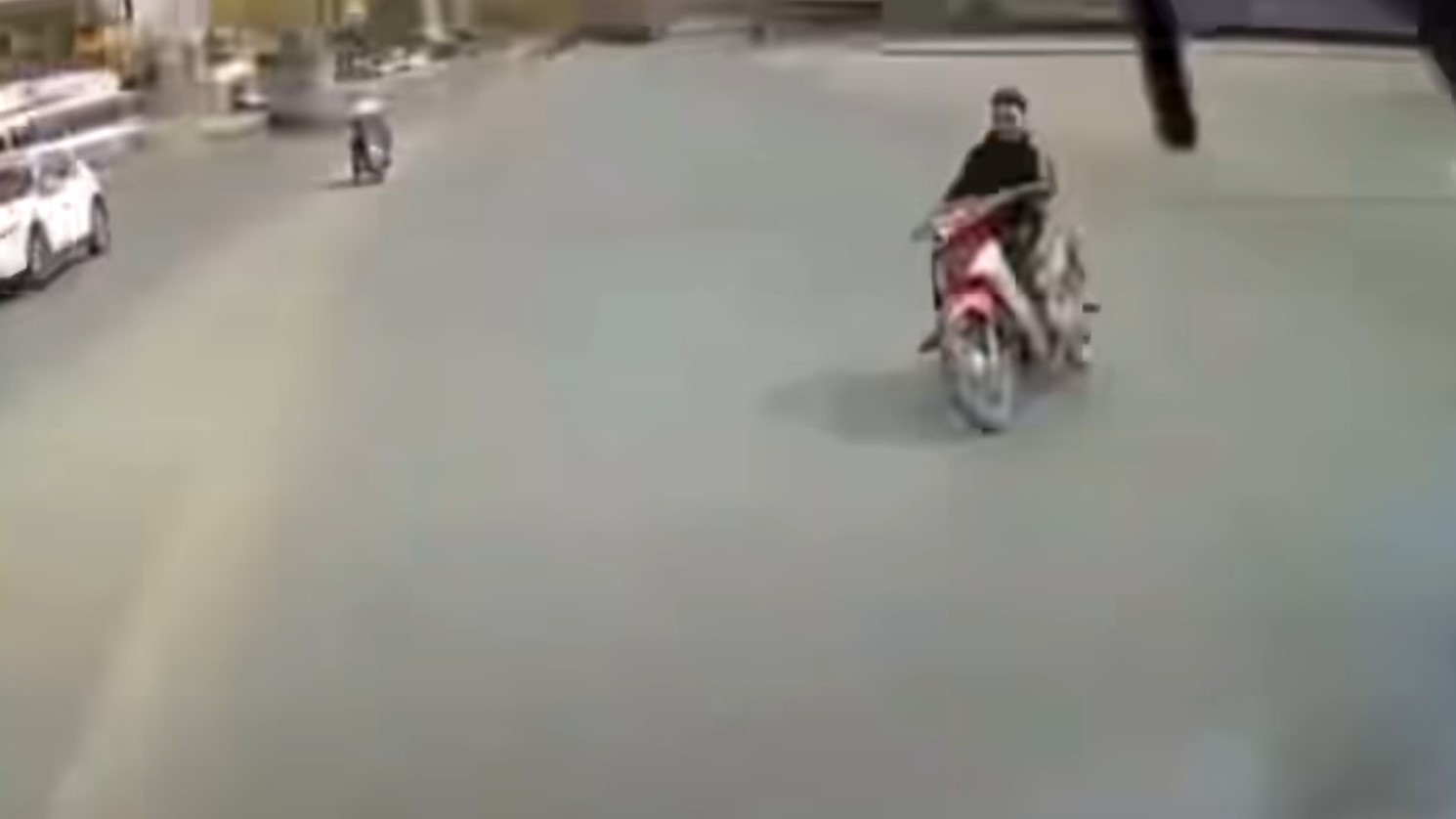 Vuot den do voi toc do cao, nam thanh nien bi xe khach huc vang hinh anh