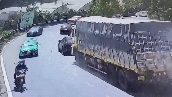 Xe tai mat lai dam lien hoan 3 oto tren deo Mimosa hinh anh