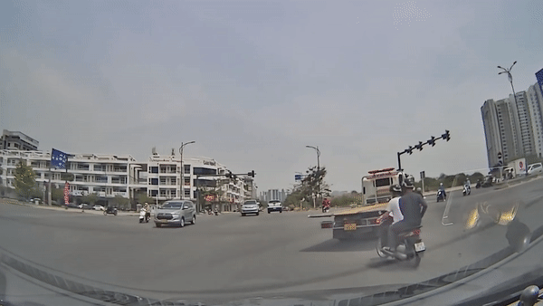 Thieu quan sat khi vao giao lo, tai xe xe may bi tong nga nhao hinh anh