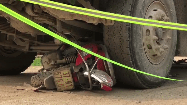 Camera ghi lai canh xe tai tong 3 me con o Nghe An hinh anh