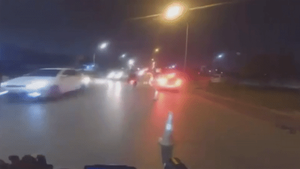 Xe may cho 3 lao thang vao to cong tac CSGT hinh anh