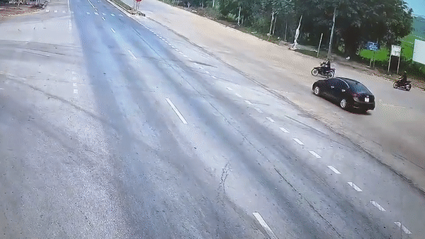 Oto vuot den do hat tung nguoi chay xe may hinh anh