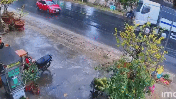 Mat lai tren duong mua tron truot, xe tai gay tai nan lien hoan hinh anh