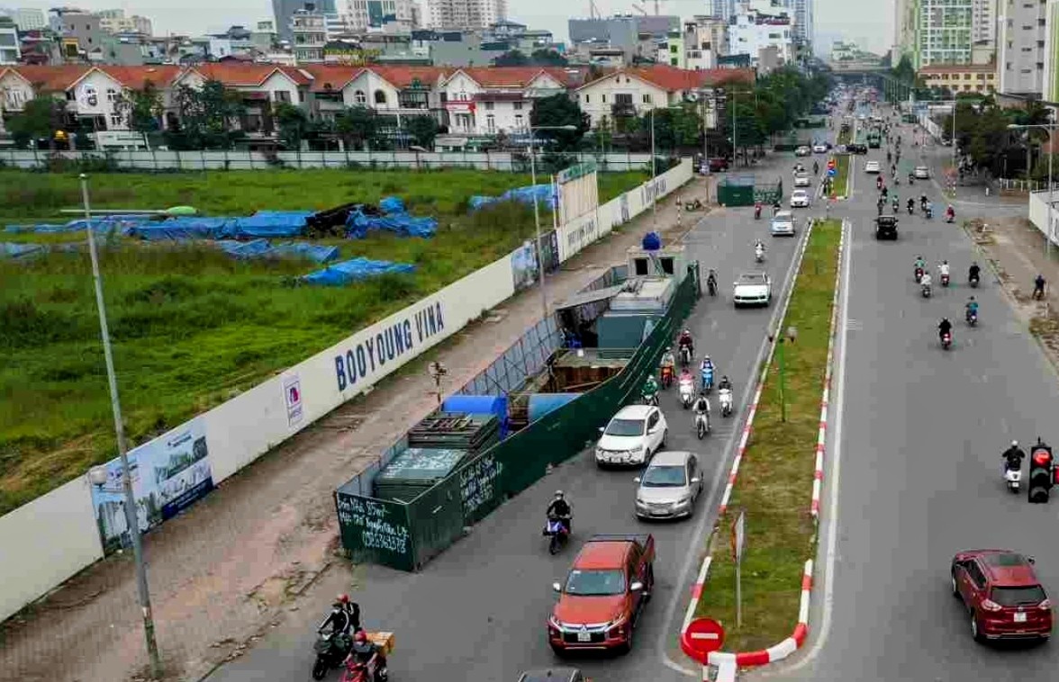 Tuyen duong chi dai 300 m nhung co 9 lo cot an ngu hinh anh