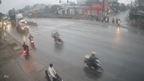 Va cham xe dau keo cung chieu, 2 nguoi di xe may thuong vong hinh anh