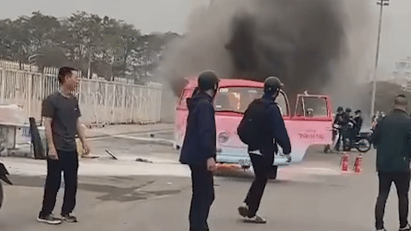 Xe Volkswagen co boc chay truoc SVD My Dinh hinh anh