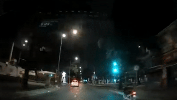 Tai xe xe may vuot den do, tong thang vao oto hinh anh