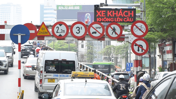Bien bao tu nhan dien phuong tien va canh bao un tac o Ha Noi hinh anh