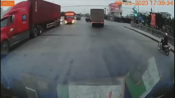 Xe con qua duong au khien xe tai dam thang vao nha dan hinh anh