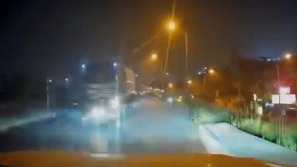 Oto con lao xuong bo de sau va cham voi xe tai hinh anh